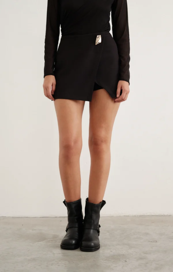 Short Juno Con Aplique